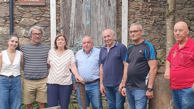 Membros da mesa redonda, con membros da corporación política.