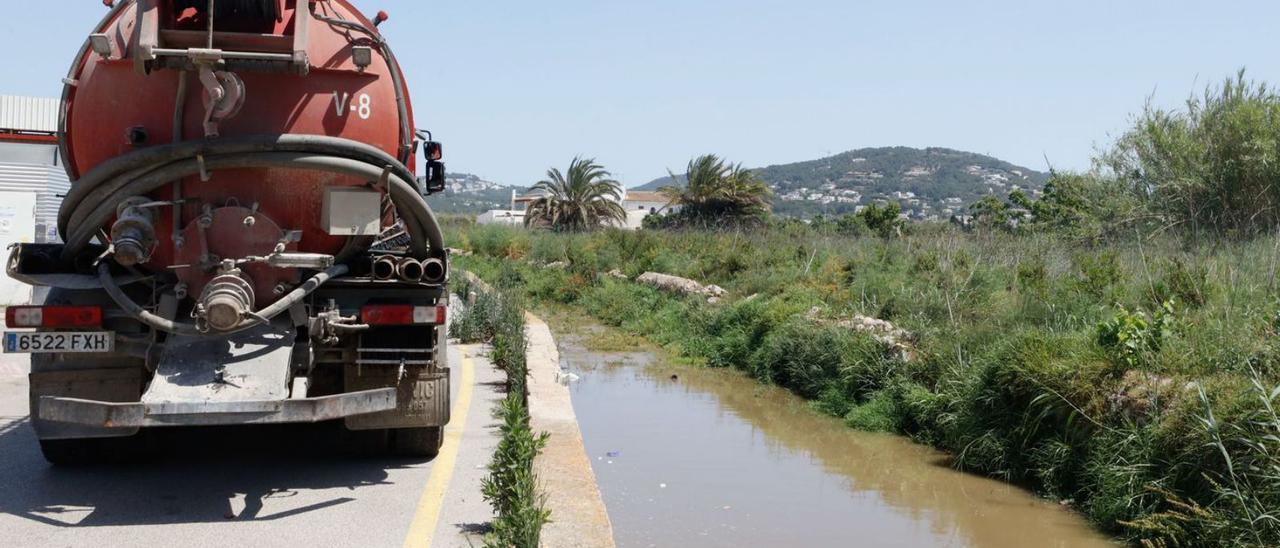 Un camión extrajo parte del vertido localizado en el torrente tras las últimas lluvias. | J.A.RIERA