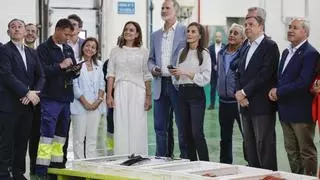 Los reyes compran lotes de merluza del pincho y bonito en la lonja de Burela