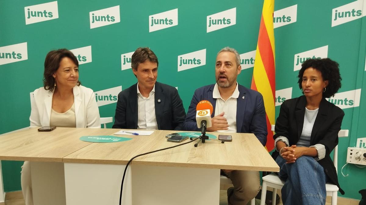 Anna Erra, Salvador Vergés, Ramon Bacardit i Ennatu Domingo, aquest matí al local de Junts a Manresa