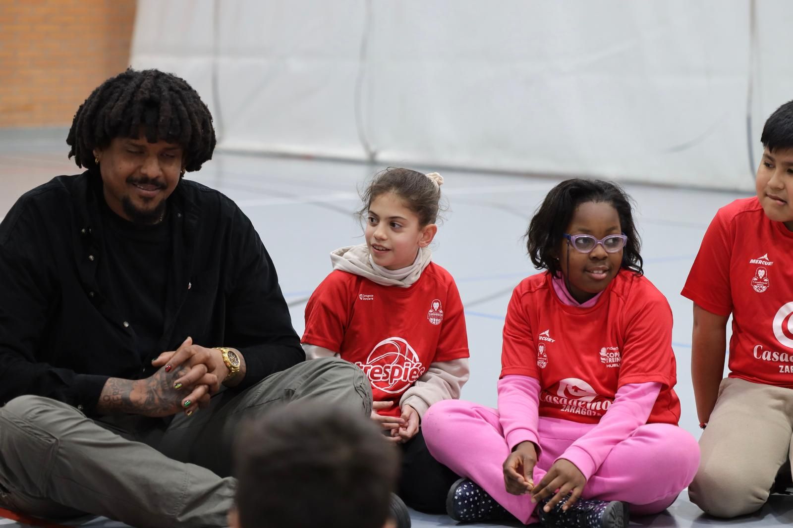 En imágenes | Visita del Casademont Zaragoza al Colegio Tenerías