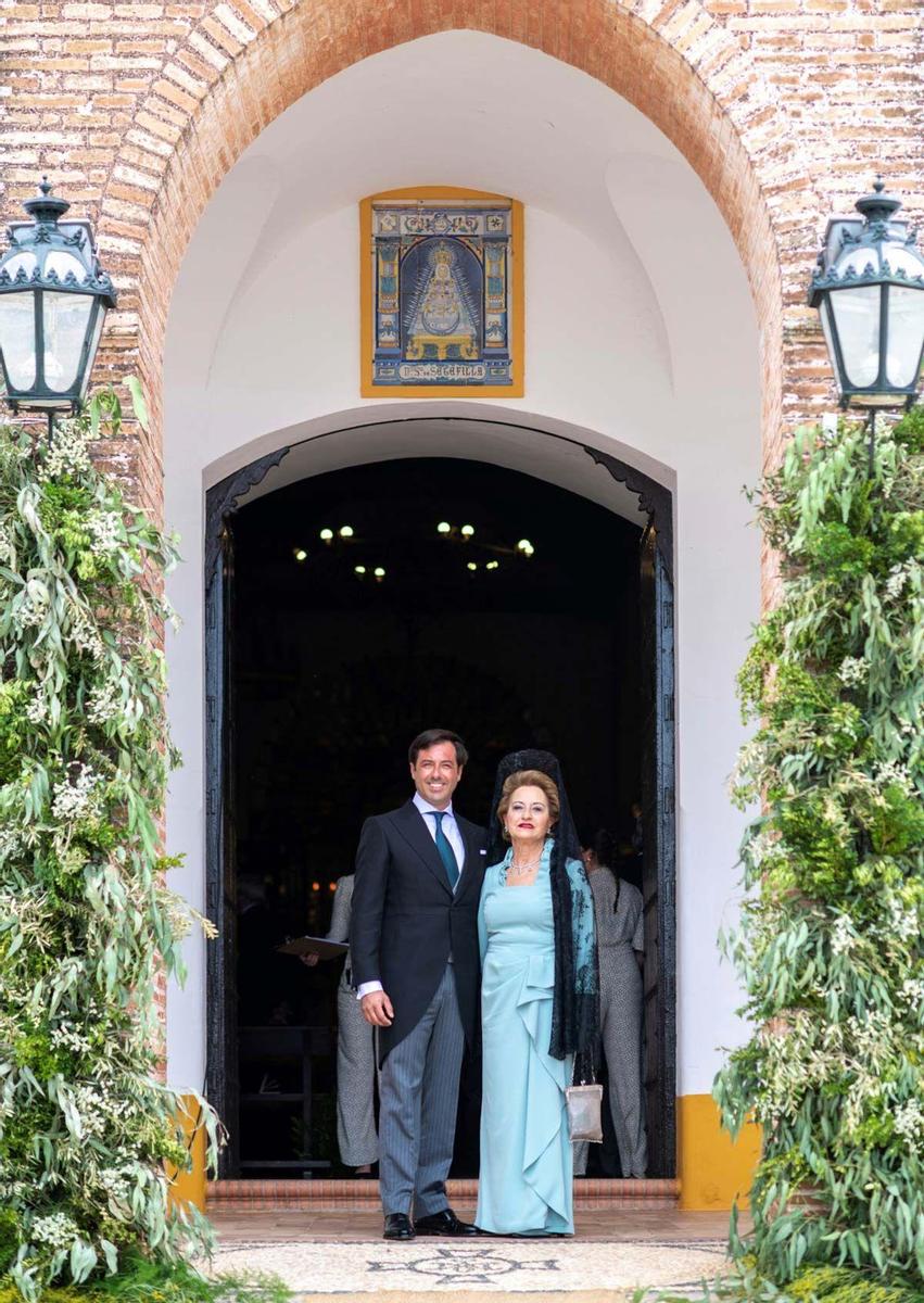 Ernesto de Novales con su madre en su boda