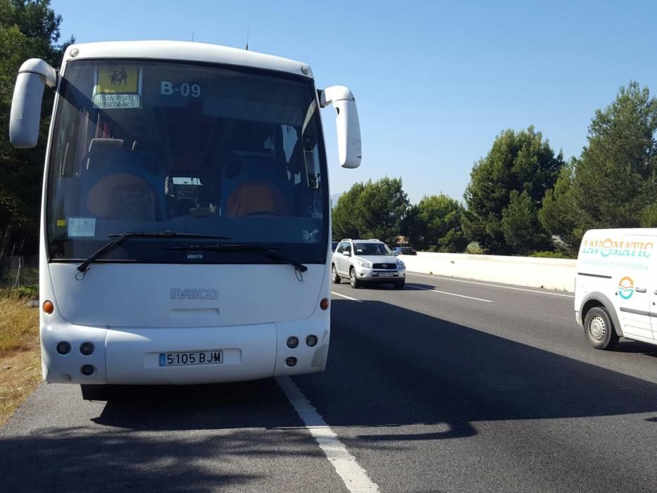 Desalojan un autobús con 52 niños a bordo tras incendiarse su motor