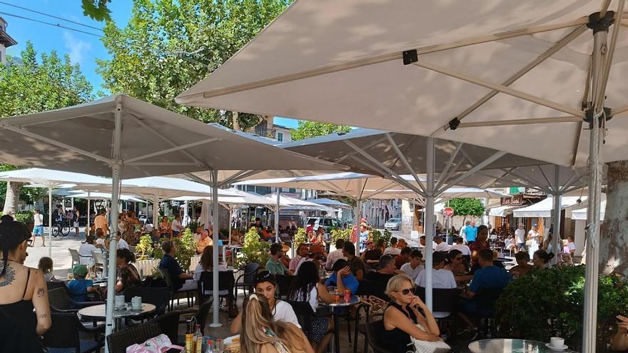 La manifestación contra la saturación turística de Sóller obligará a desmantelar las terrazas de bares y restaurantes del centro