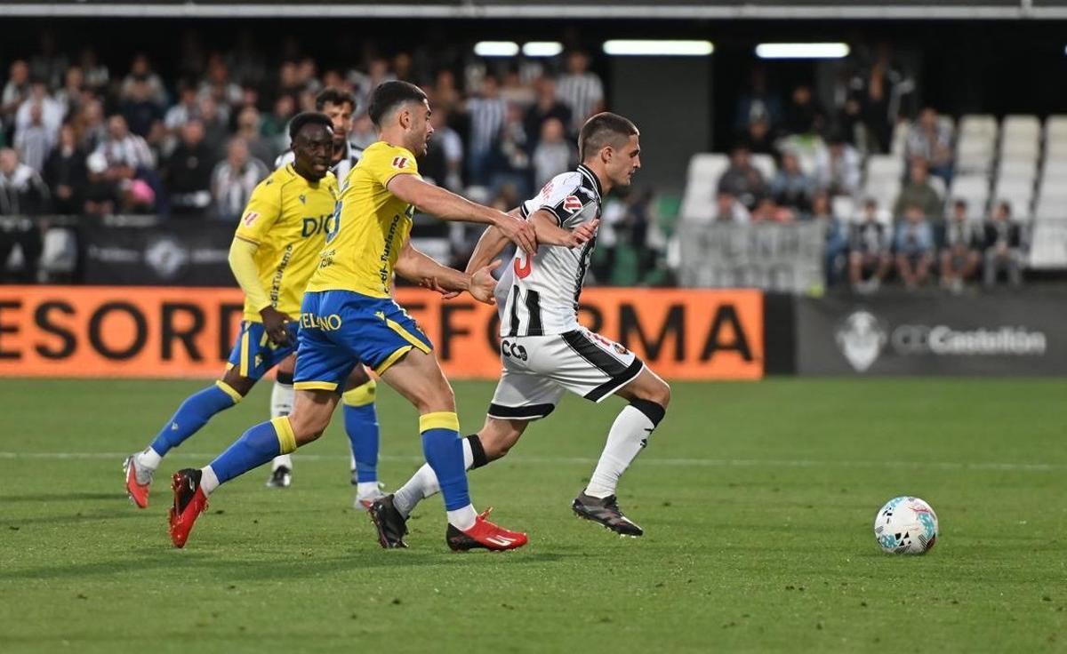 Igualdad en la recta final del partido entre Castellón y Cádiz en el SkyFi Castalia.