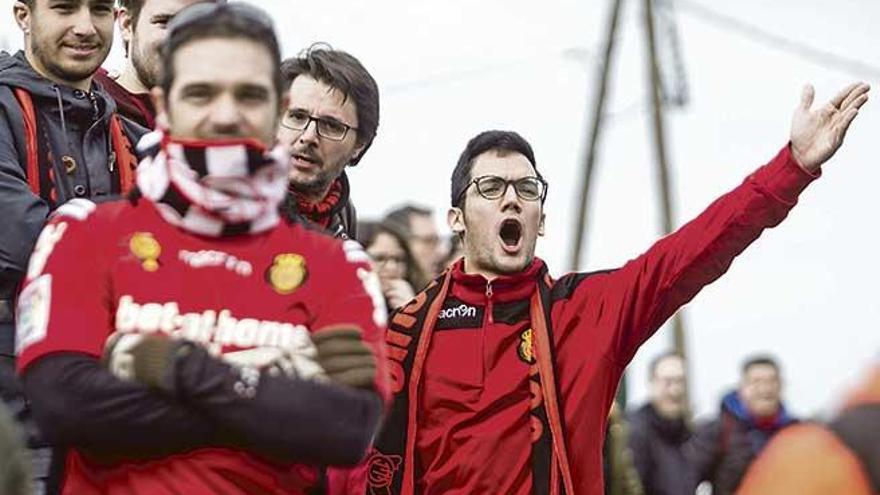 El Mallorca contó con un pequeño grupo de aficionados que apoyaron de forma incondicional.