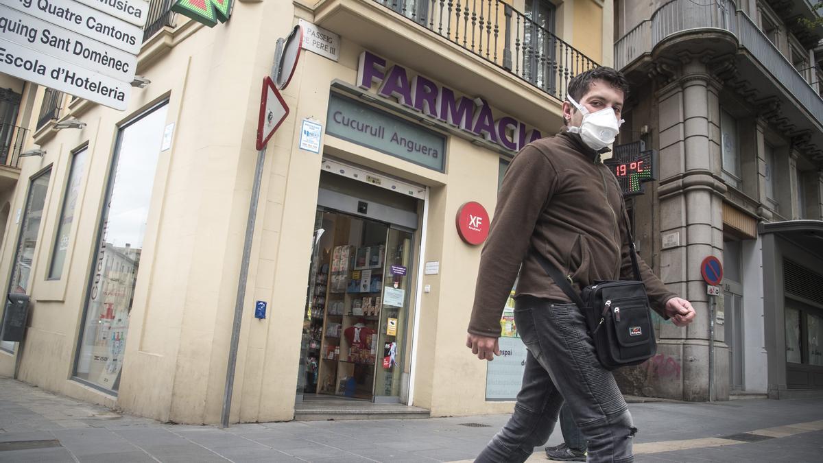 Un home duent una mascareta a l&#039;exterior a Manresa