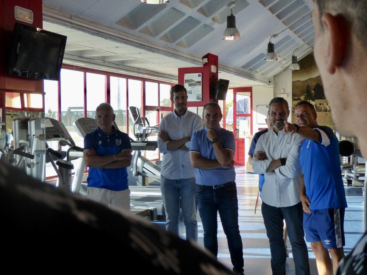 Juan Bravo, durante su visita al entrenamiento del UMA Antequera.