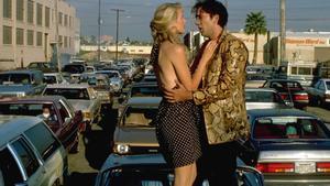 Laura Dern (Lula) y Nicolas Cage (Sailor), en un fotograma de Corazón salvaje