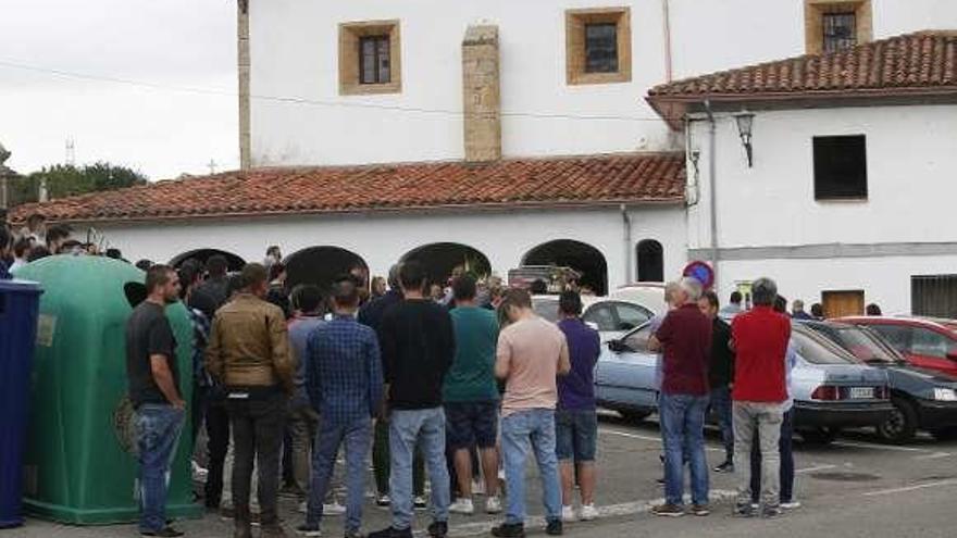 Asistentes, ayer, al funeral en la iglesia de San Esteban de Molleda.