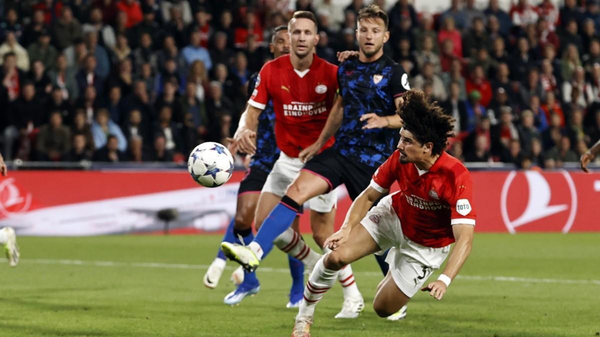 Resumen, goles y highlights del PSV 2 - 2 Sevilla de la Jornada 2 de la Fase de Grupos de la Champions League