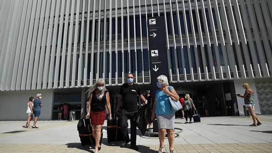 El aeropuerto de Corvera recibe su primer vuelo tras la crisis de la covid