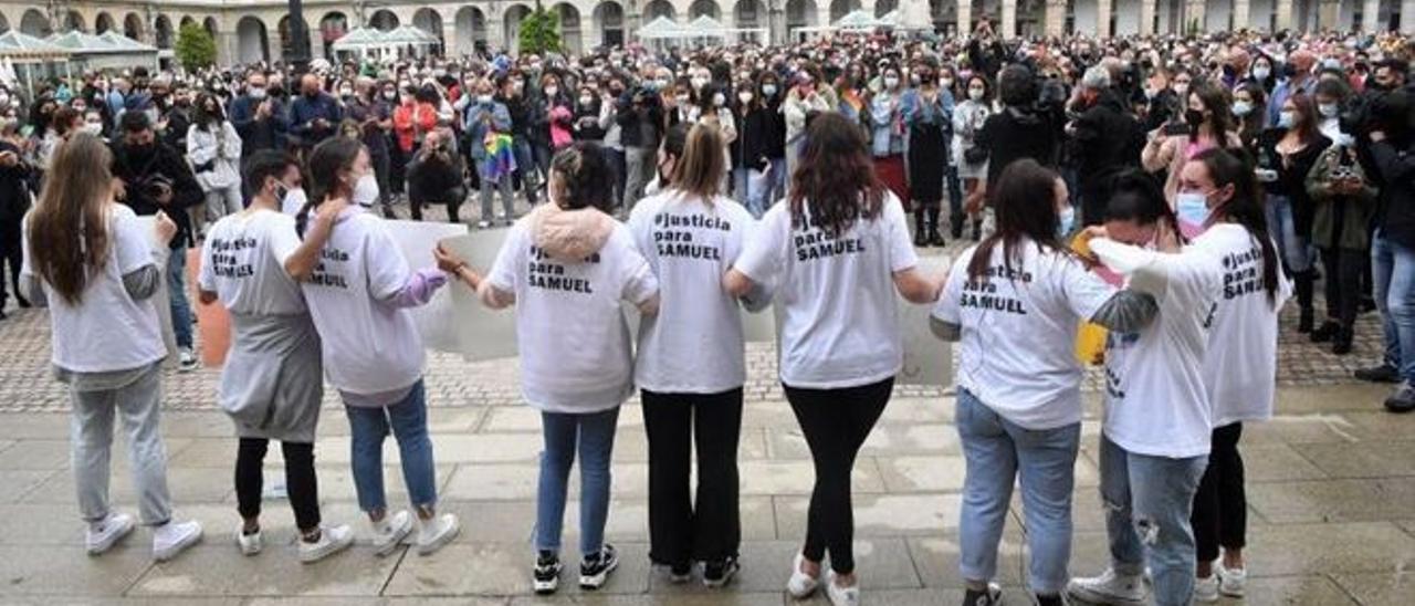 Amigas de Samuel ataviadas con camisetas con la cara del joven y el lema “Justicia para Samuel”.