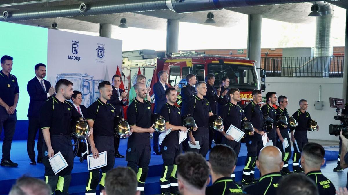 El alcalde José Luis Martínez-Almeida ha dado hoy la bienvenida en el Pabellón de Convenciones de la Casa de Campo a la promoción de 60 nuevos bomberos conductores del Ayuntamiento de Madrid