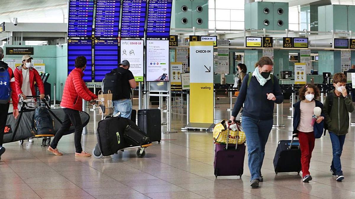 Viatgers a l’aeroport de Barcelona en una imatge d’arxiu