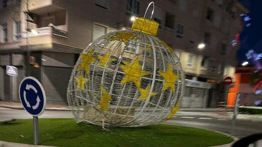 Un coche destroza la bola gigante de Navidad en Petrer