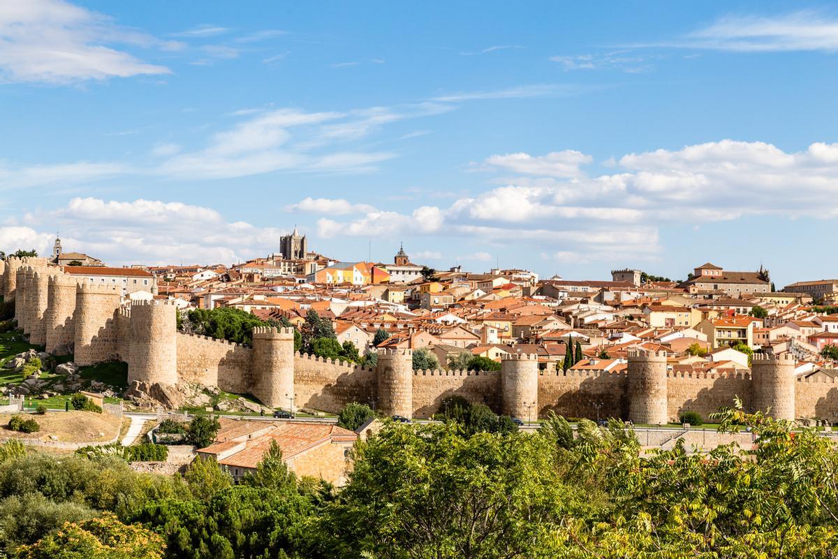 Vista panorámica de la histórica ciudad de Ávila desde el mirador de cuatro postes.