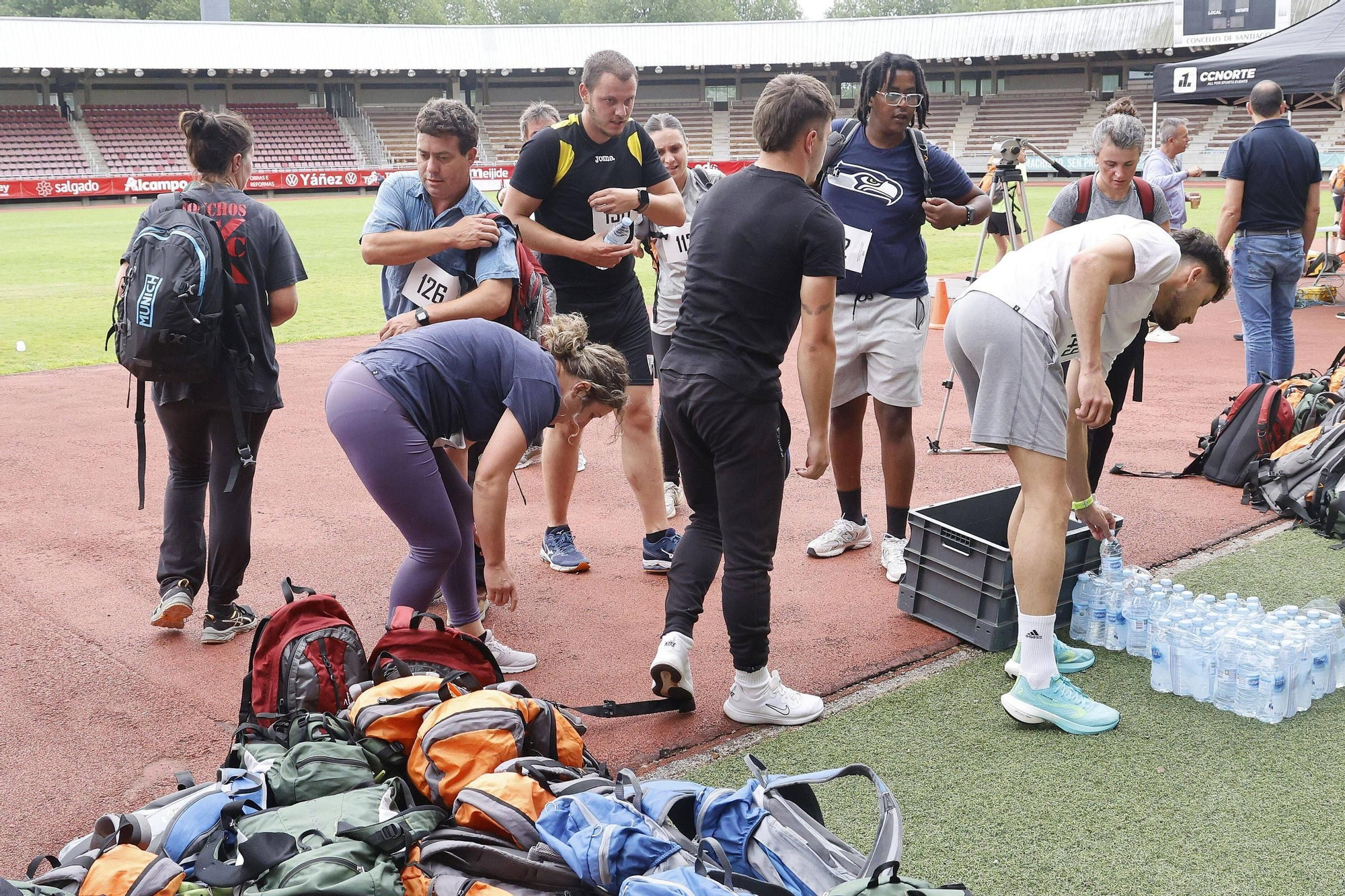 Pruebas físicas de los aspirantes a bomberos forestales en el estadio Verónica Boquete de Santiago