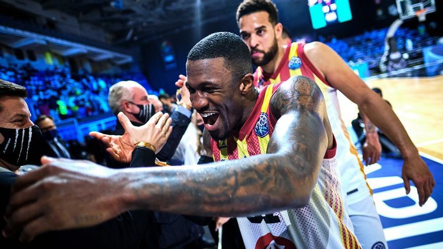 Dylan Ennis celebra la medalla de bronce con los directivos del Casademont Zaragoza desplazados a Nizhny Novgorod.