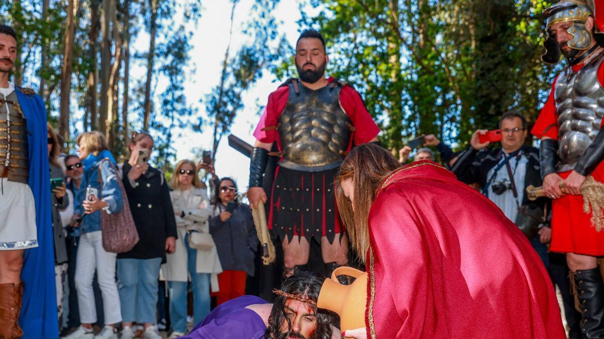 La fe en Meis se vive y se interpreta: así fue su espectacular recreación del Via Crucis
