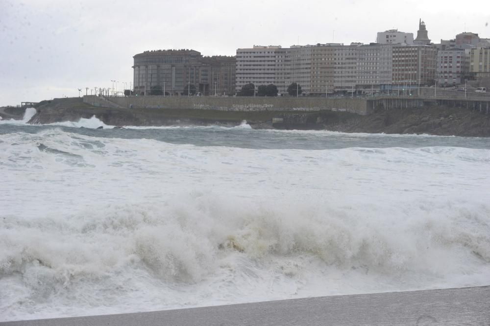 El temporal obliga a cortar el paseo marítimo