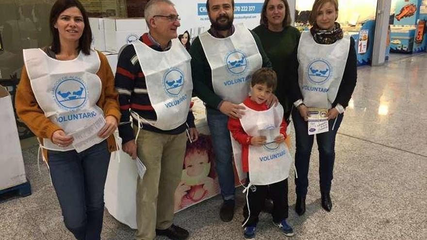 El alcalde, su esposa, su hijo pequeños y las ediles Katia Procino y Teresa Varela, junto a Antonio Riera, voluntarios en el Eroski.