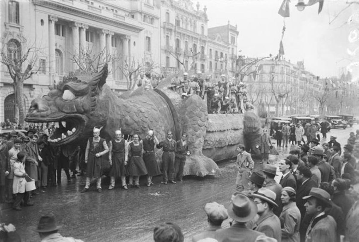 Paseo de Gràcia. La carroza "El dragón de Sigfrido", ganadora del primer premio en la rua de carnaval de 1933. Foto: Brangulí