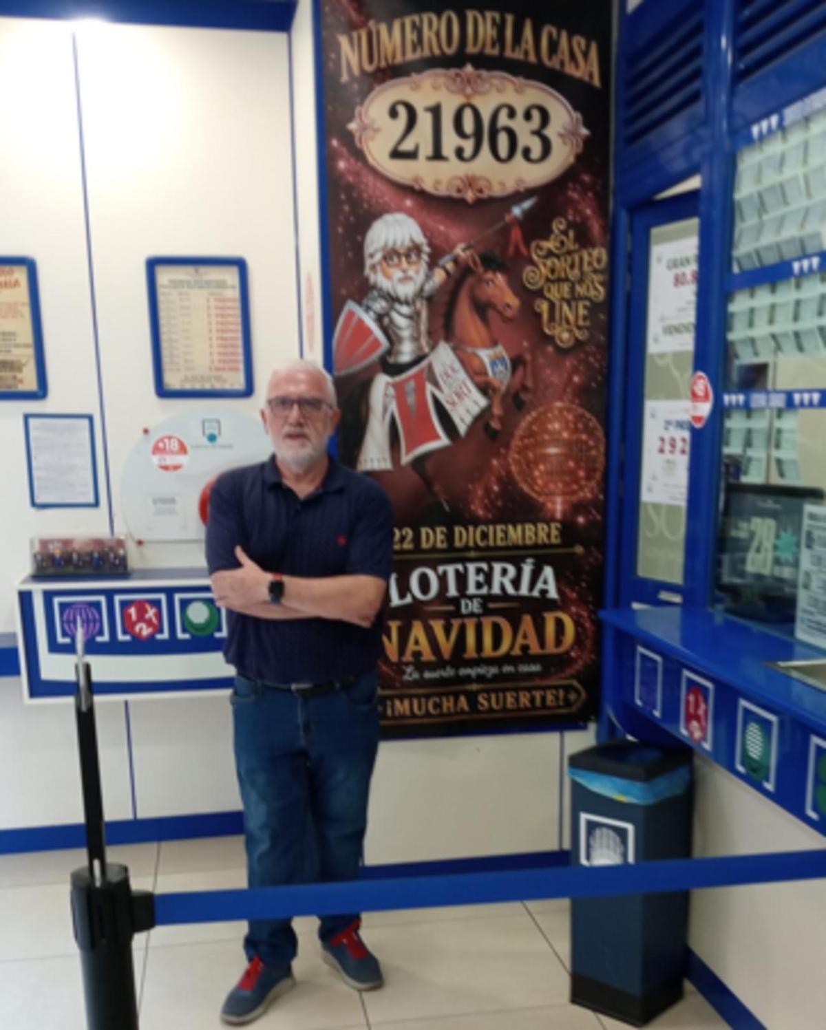 El gerente de la Administración nº 2 de Gandia, Salvador Malonda, ante el cartel de la Lotería de Navidad 2026