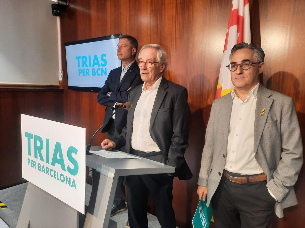 Xavier Trias, flanqueado por Jordi Martí Galbis y Ramon Tremosa, presenta su propuesta para la tasa de terrazas