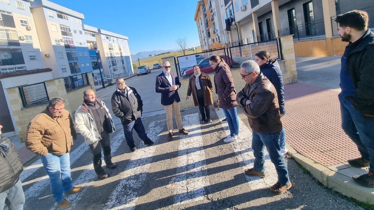 Visita a Los Mojes de Plasencia, donde el alcalde ha anunciado la vigilancia de una escombrera ilegal.