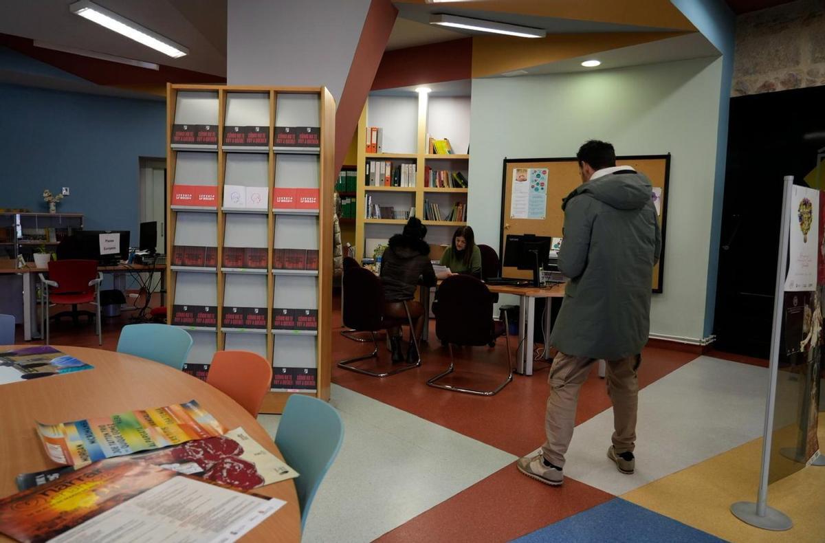 Asesoramiento en la Oficina de Relevo Generacional, en las instalaciones del Centro de Información Juvenil. | JOSÉ LUIS FERNÁNDEZ