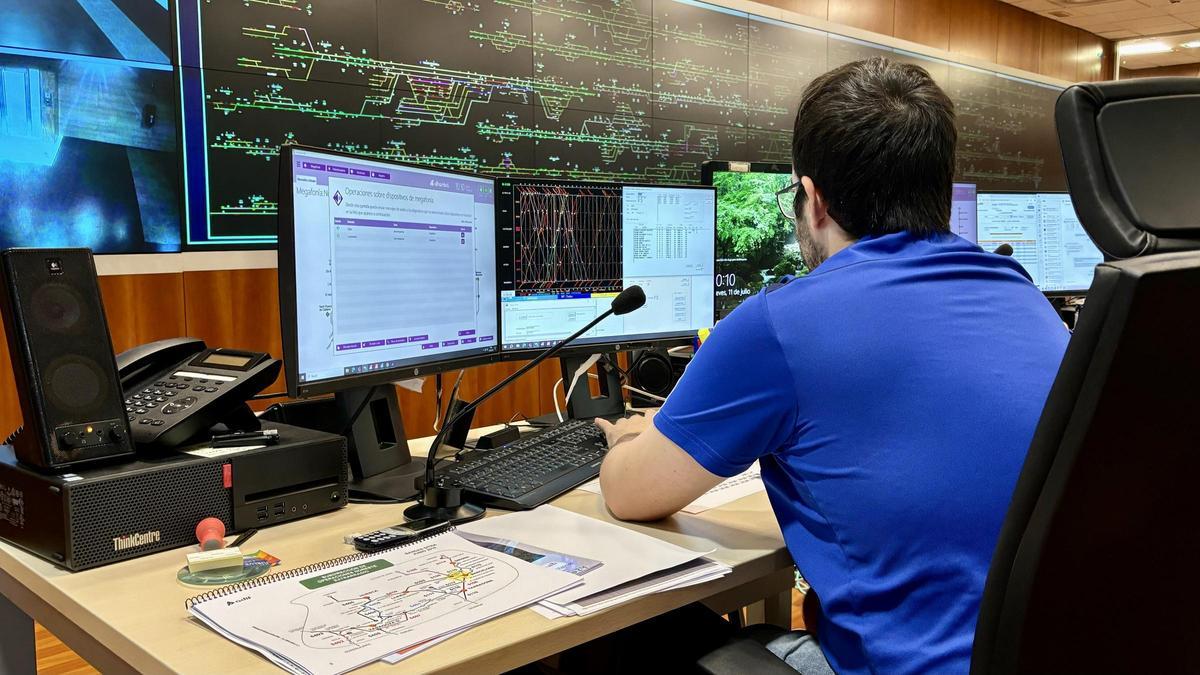 Las pantallas del centro de gestión de Rodalies, sito en el Clot