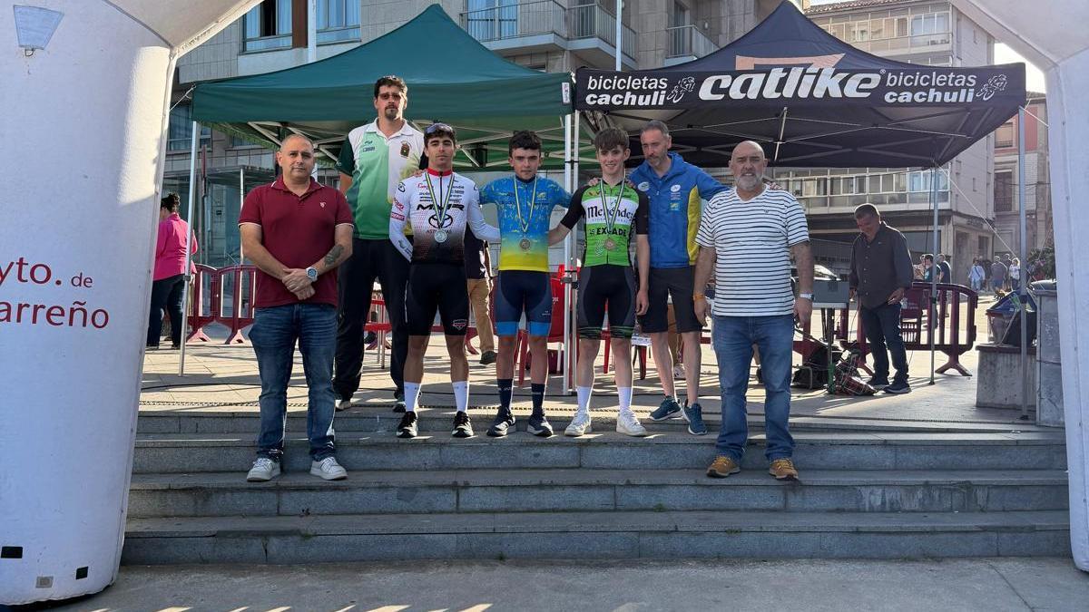 Los ganadores en el centro de la imagen