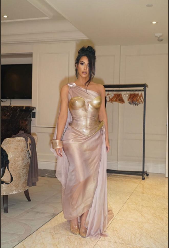 Kim Kardashian con look de diosa guerrera de Thierry Muggler