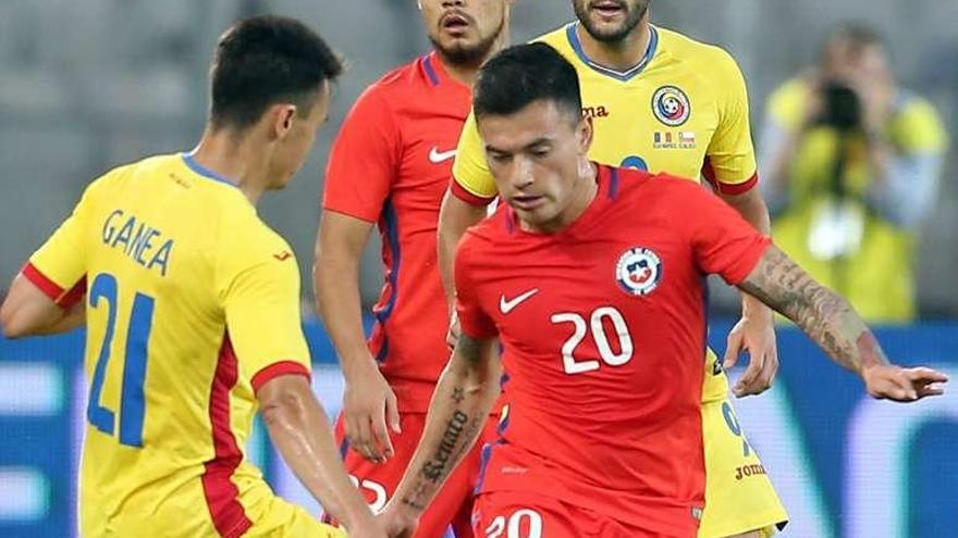 Andone contempla una acción del Rumanía-Chile de ayer.