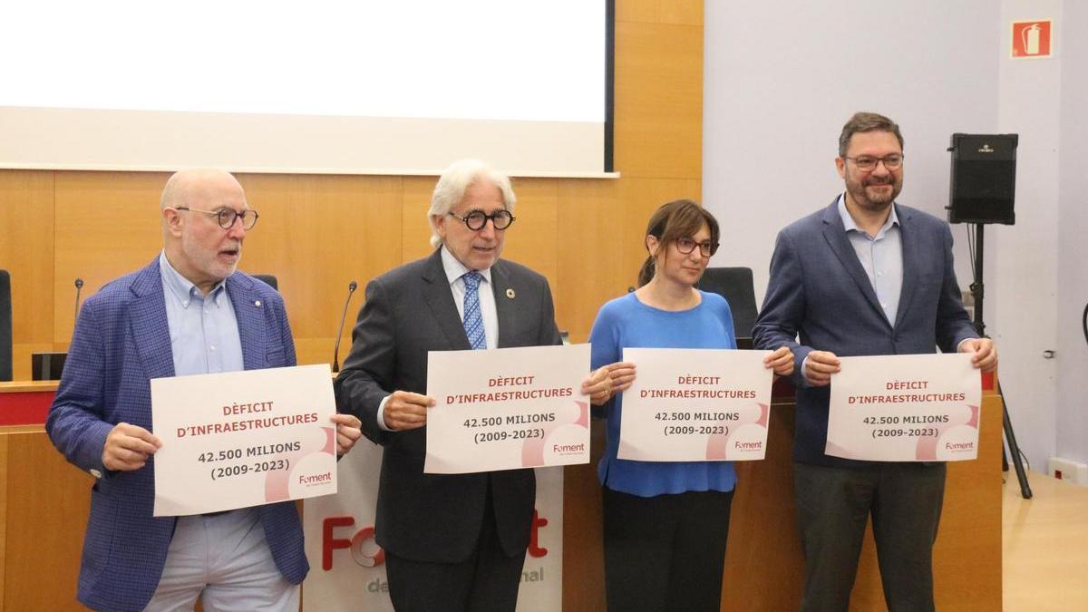 Salvador Guillermo, director d'Economia de Foment; Josep Sánchez Llibre, president de Foment; Anna Cornadó, directora d'Infraestructures de Foment i Lluís Moreno, vicepresident de Foment, presentant l'informe 'Dèficit d’infraestructures 2009-2023'.