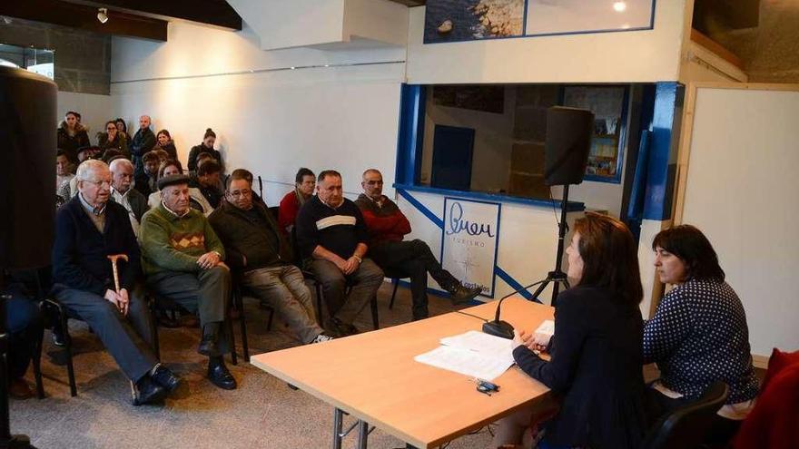 La diputada del PP Marián García se reunió ayer en la sala Domínguez Búa con los vecinos de Ons. // G.N.