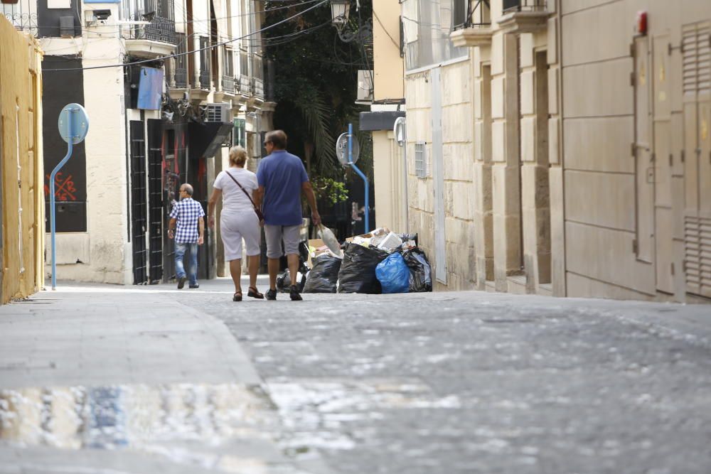 La basura vuelve a acumularse tras la segunda noche de huelga