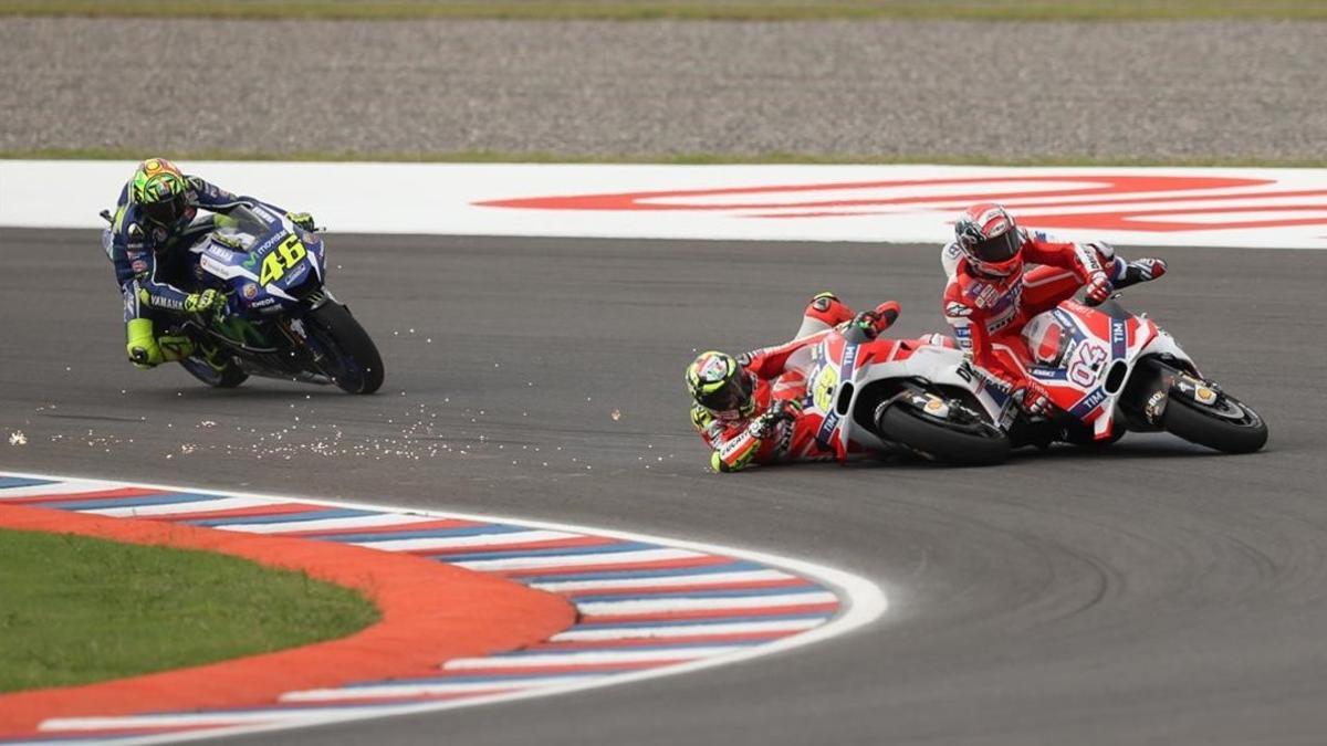 El choque entre Andrea Iannone y Dovizioso, que acabó con ambos por los suelos