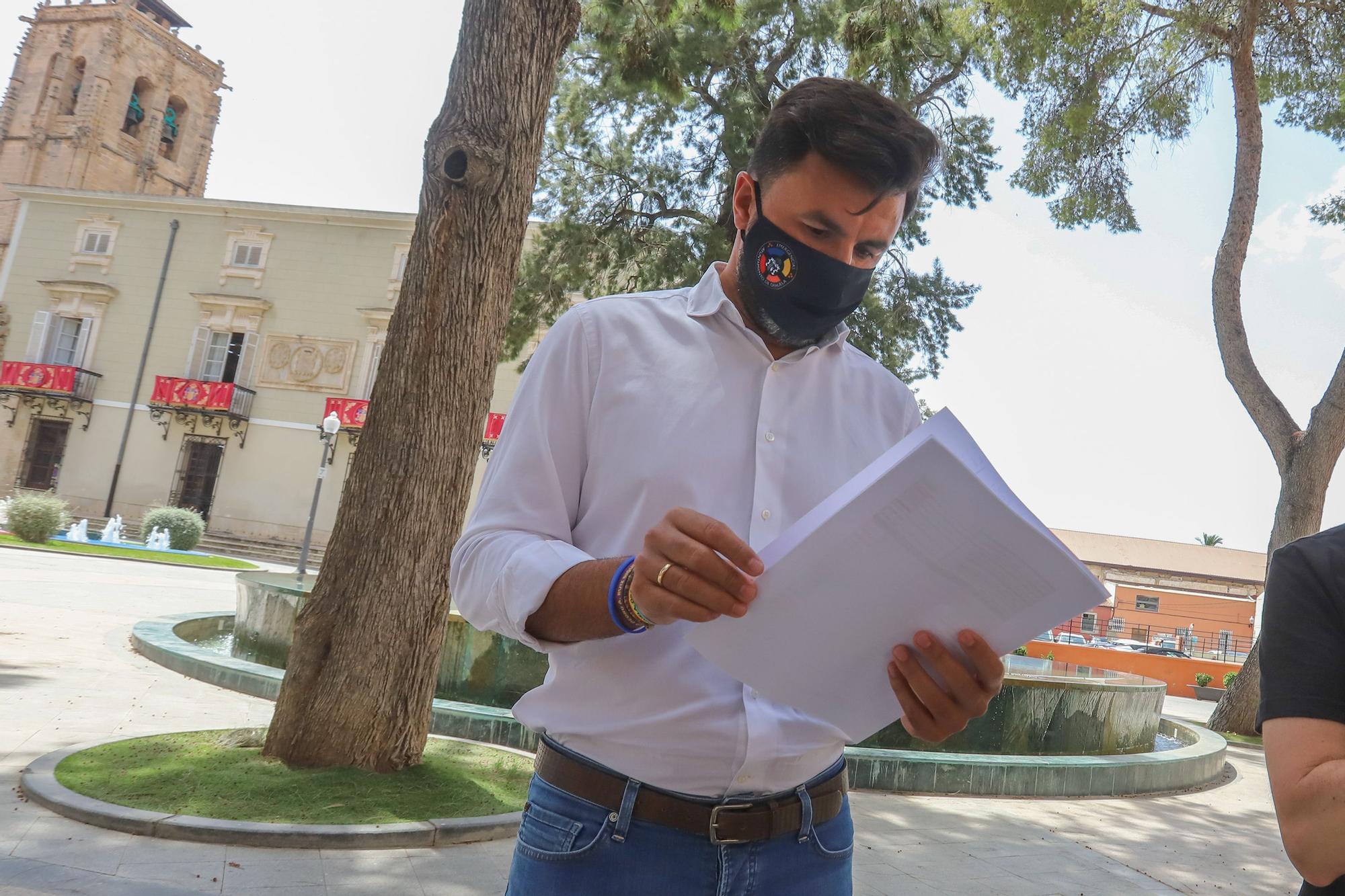 El portavoz de Cs y teniente de alcalde de Orihuela José Aix, este viernes en la plaza del Carmen