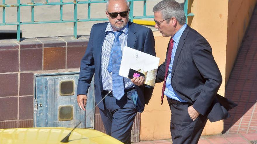 José Cristóbal García y Agustín Manrique de Lara, ayer en el muelle deportivo.