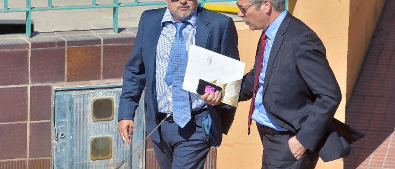 José Cristóbal García y Agustín Manrique de Lara, ayer en el muelle deportivo.