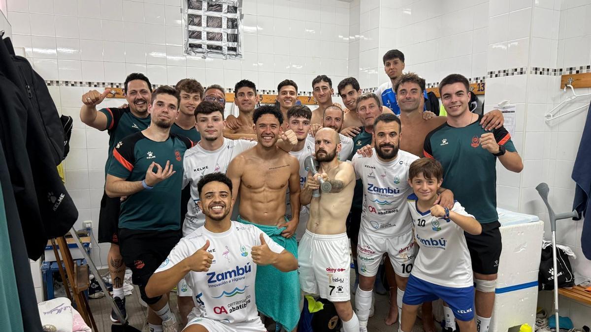Los jugadores del Zambú Pinatar celebran la victoria