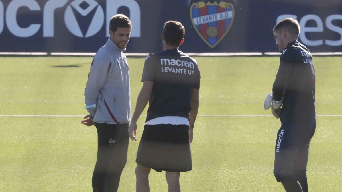 Alessio Lisci ayer, en una sesión de entrenamiento en la que Javi Pereira estuvo presente para despedirse de la plantilla.  | JM LÓPEZ