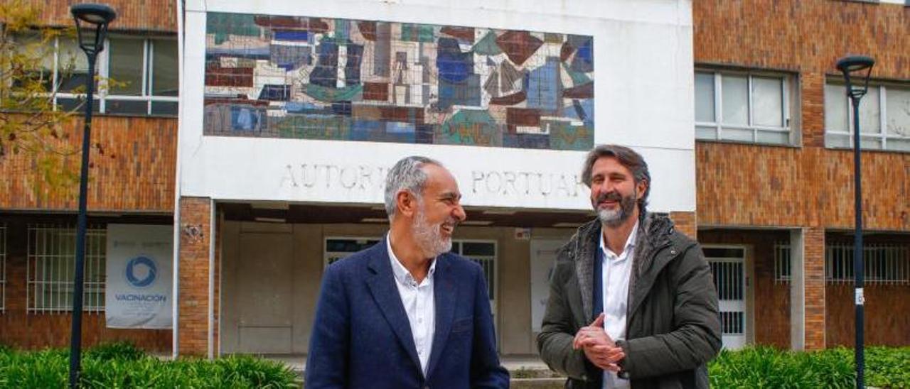 El presidente de la Autoridad Portuaria de Vilagarcía, José Manuel Cores Tourís, y el alcalde de la ciudad, Alberto Varela, ayer frente al edificio de la Comandancia, en la avenida de A Mariña.