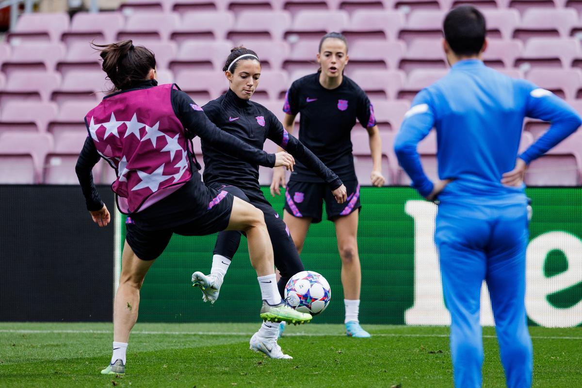 Aitana intenta controlar el balón en el entrenamiento del Barça en el Camp Nou antes del duelo con el Madrid.