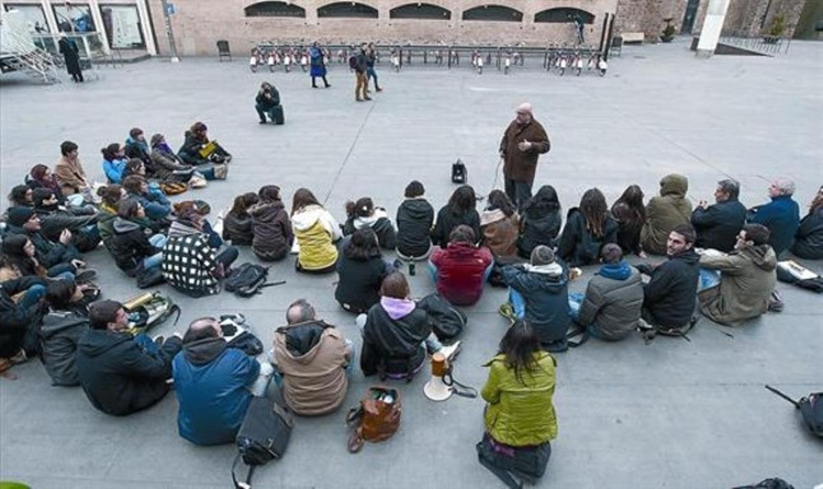 El professor Manuel Delgado, dret, al costat dels alumnes i d’algun curiós que van assistir a la classe a la plaça dels Àngels de Barcelona, ahir.