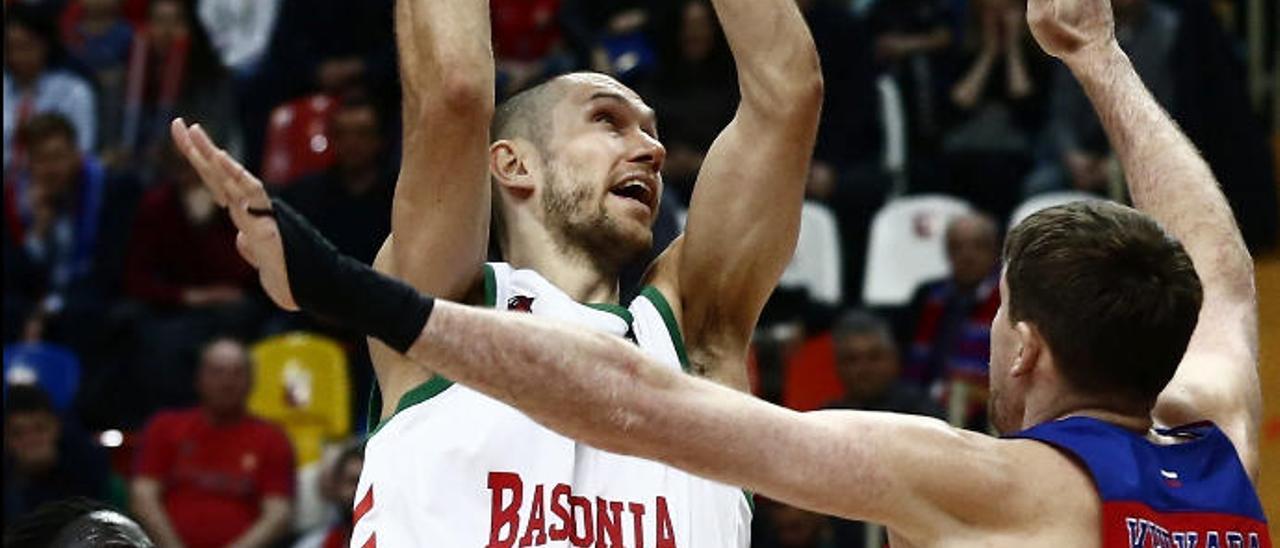 Kim Tillie, durante su etapa en el Baskonia, encara la canasta en un duelo de Euroliga frente al CSKA de Moscú.