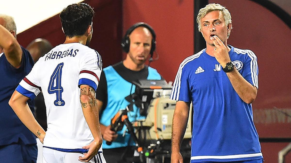 José Mourinho da instrucciones a Cesc, durante el partido entre el Barça y el Chelsea en Washington