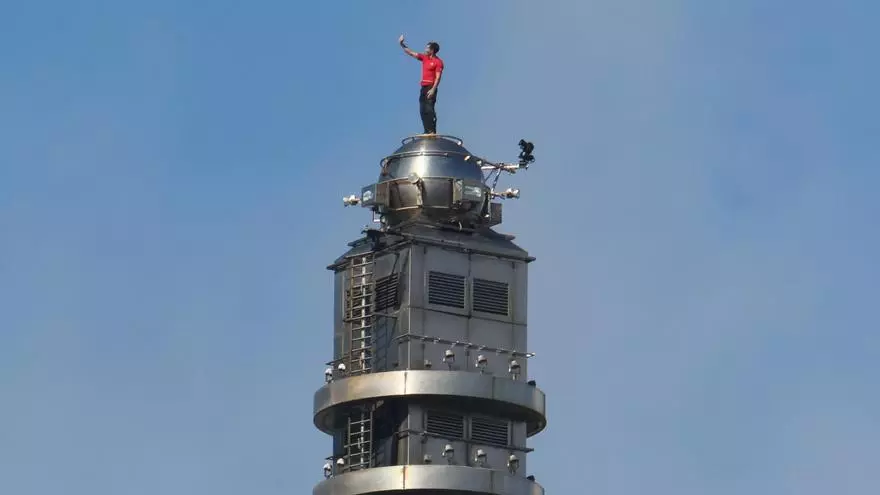 Vídeo | Alex Honnold fa història a l’escalar sense cordes ni arnès el gratacel Taipei 101